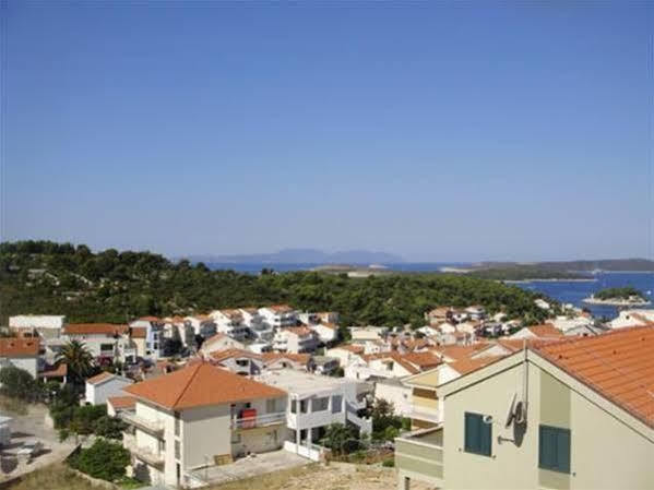 Apartments Mazuran Хвар Екстериор снимка