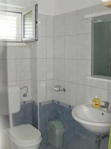Apartments Mazuran Хвар Екстериор снимка