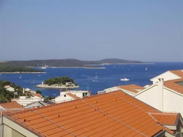 Apartments Mazuran Хвар Екстериор снимка
