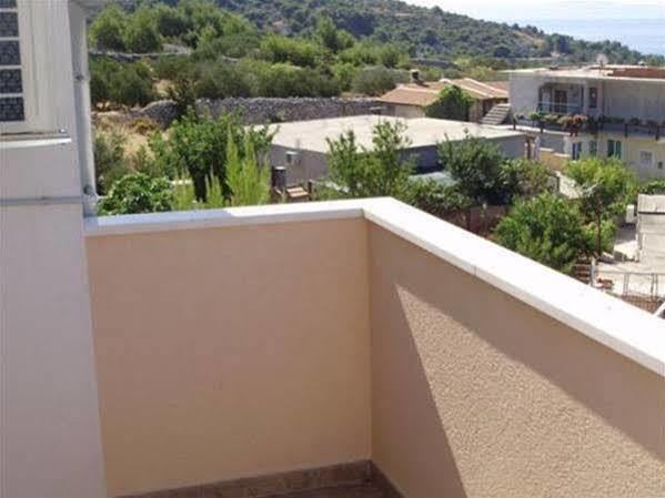 Apartments Mazuran Хвар Екстериор снимка
